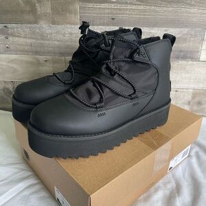 UGG W Classic Rising Toggle Platform Boots